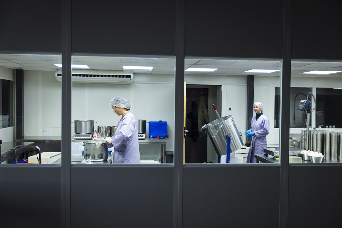 Laboratoire de fabrication artisanale des savons bio de la Ferme du Hitton dans le Gers